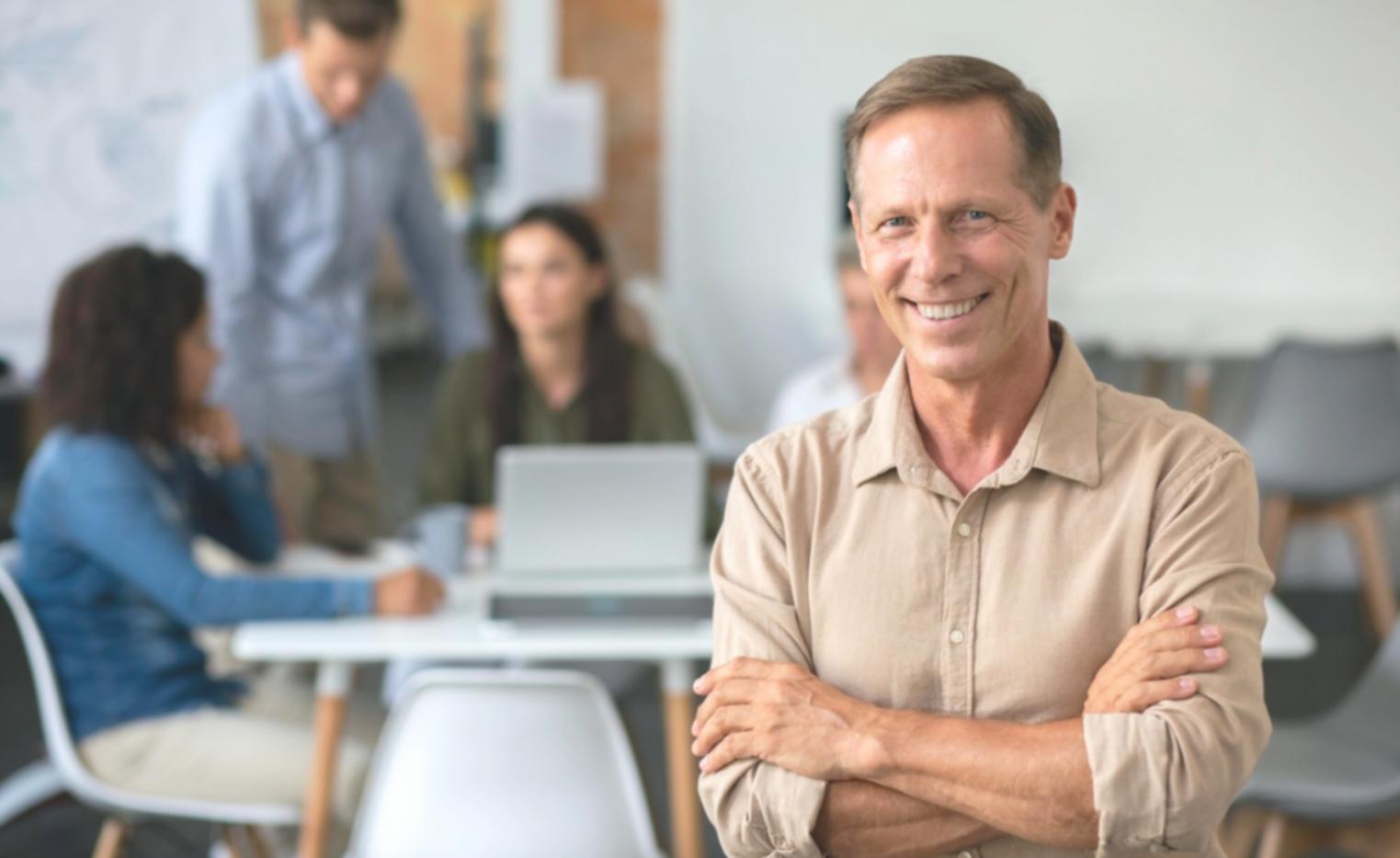 Personas estudiando conceptos financieros en ambiente colaborativo