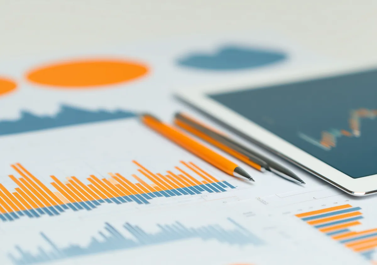 Equipe analisando dados e gráficos do setor